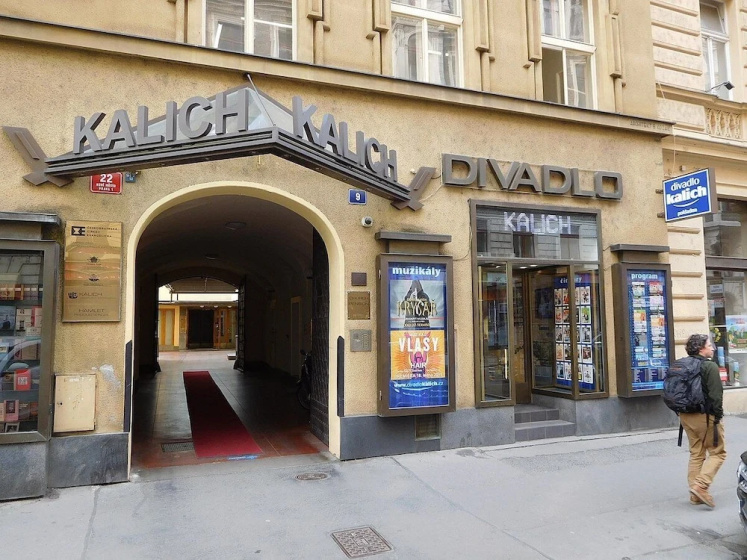 Цены на Theatre 9 Apartment by Adrez Living в Праге
