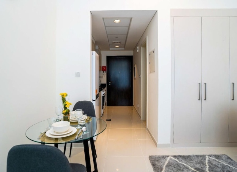 Tanin - Stunning Dubai Skyline View From this Sleek Studio — отель с удобствами в Дубае