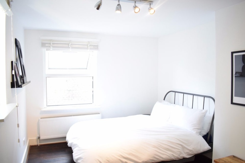Light and Spacious 2 Bedroom Apartment in Peckham — отель с удобствами в Лондоне