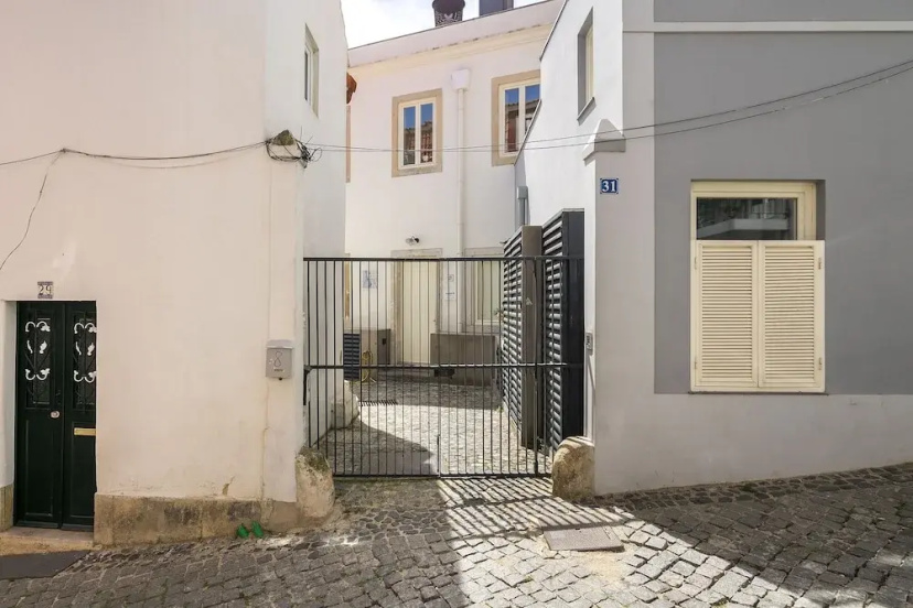 Alfama 2-Bed Minimalist Retreat For Digital Nomads & Remote Workers — забронировать отель в Лиссабоне