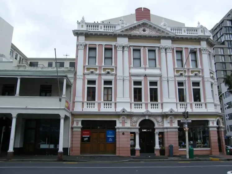 Цены на 2 Bedroom Apartment in Cape Town City Centre в Кейптауне