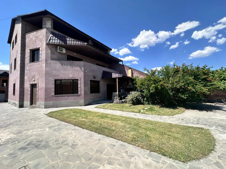 Luxury Villa with a Pool — отель с удобным расположением в Ереван