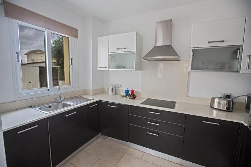 The Ultimate 5 Star Holiday Villa in Paralimni with Private Pool And Close To the Beach, Paralimni Villa 1199 — отель с удобным расположением в Протарас