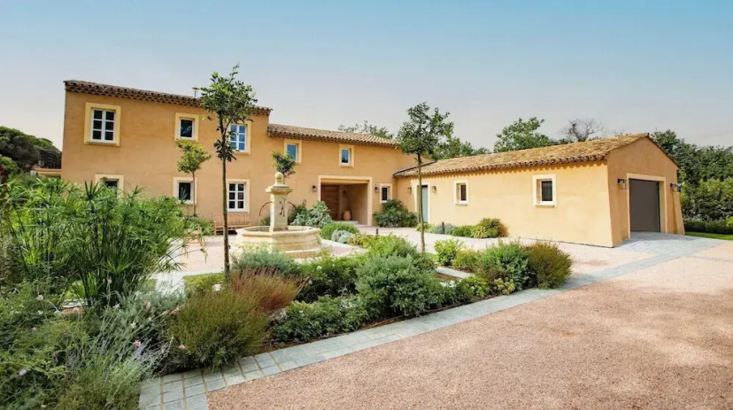 Magnificent Villa Overlooking the bay of Canebiers — отель в Сент-Тропезе, Франция