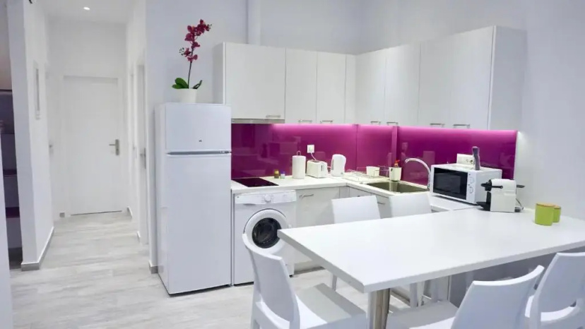Spacious Modern Apt in Athens near Metro — отель с удобным расположением в Афины