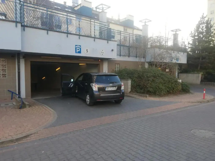 Green Kabaty apartment 5 — отель в Варшаве, Польша