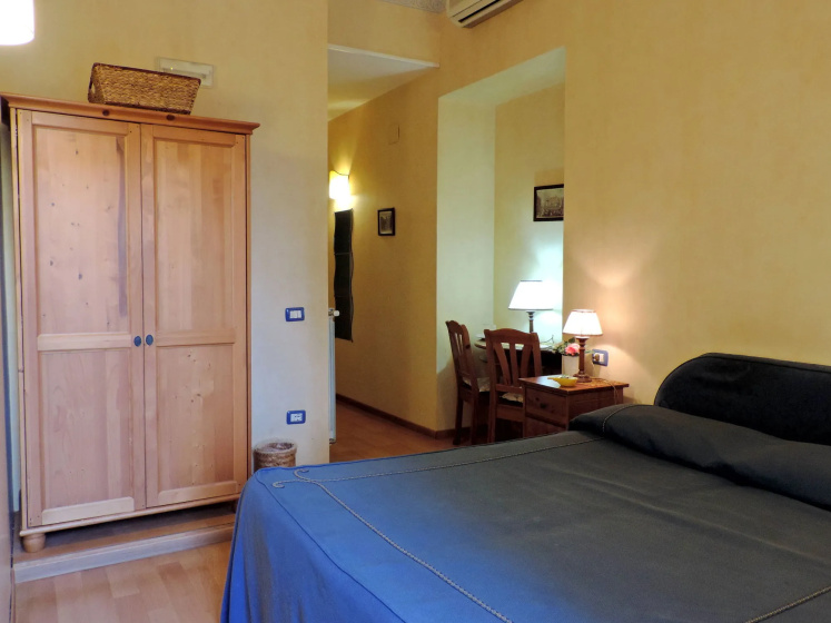 Bonapace Porta Nolana B&B — забронировать отель в Неаполе