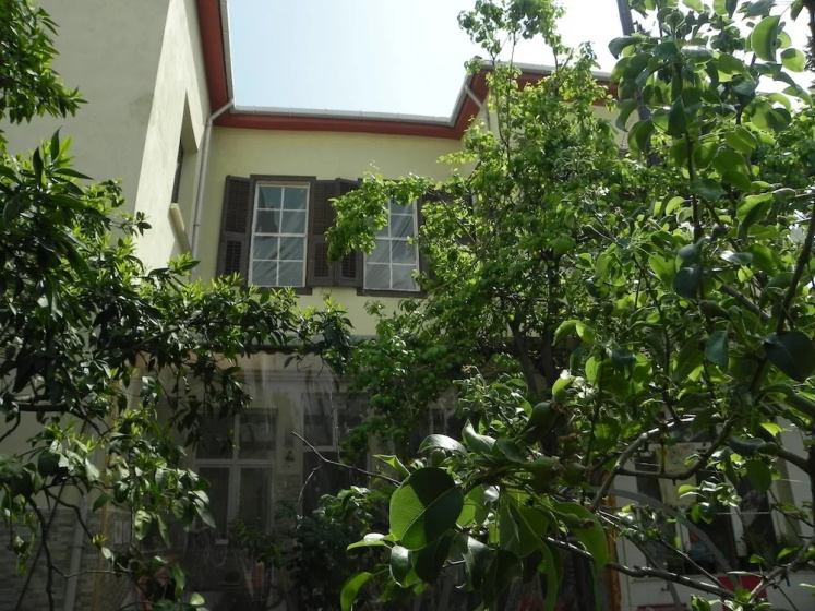 Lotus Garden Hostel — отель в удобной локации в Измире