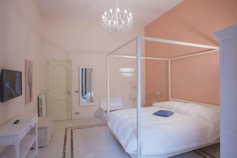 Suite Regina Elena by Wonderful Italy — отель с удобствами в Неаполе