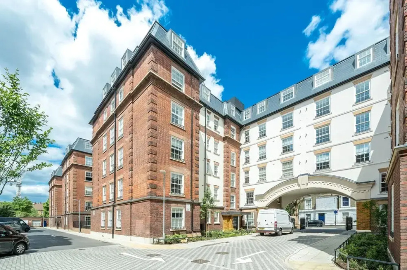 Charming apartment near Holland Park — отель с удобным расположением в Лондоне