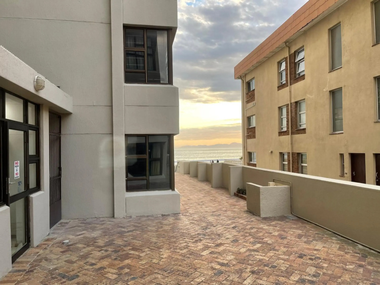 Jackie’s 3 bedroomed secure beach front apartment Strand Golden Mile — отзывы гостей и цены