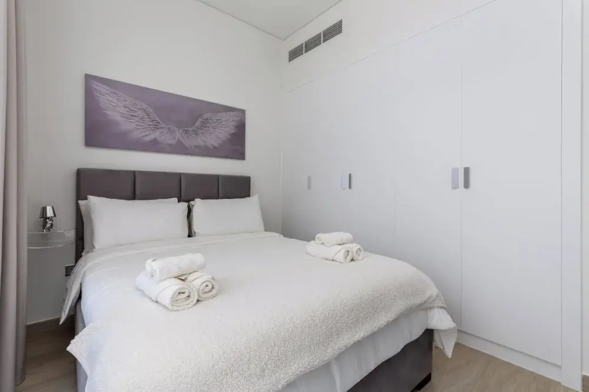 Waves - Azizi Riviera 24: Modern 1 Bedroom Apartment — комфортный отель в Дубае