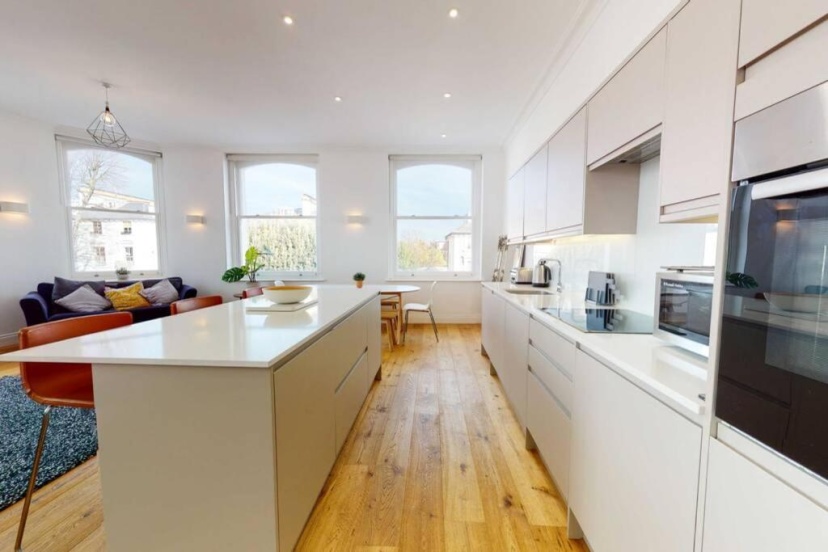 Цены на Superb 2 Bed Flat Camden 5 min walktube Station в Лондоне