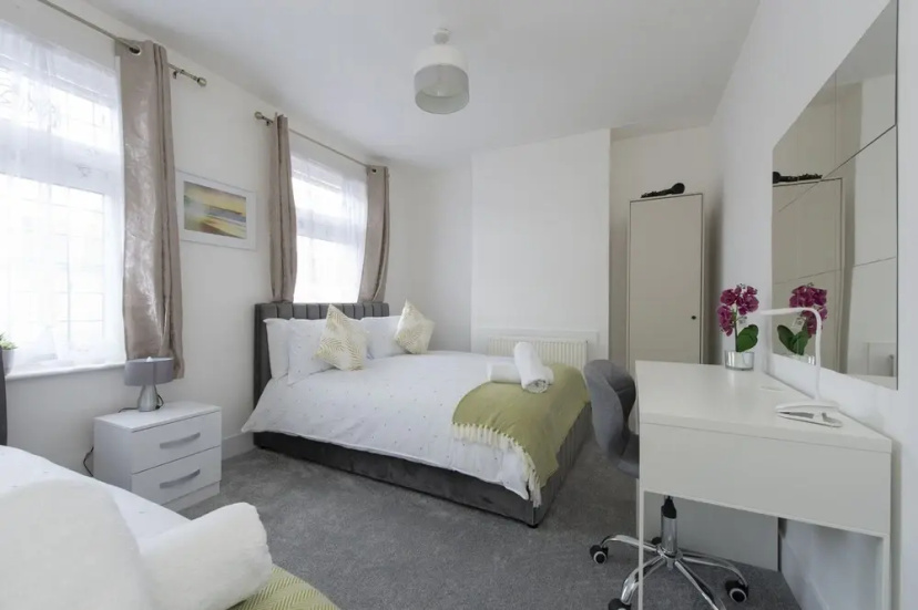 Fortified Three Bedroom Home — отель с удобным расположением в Лондоне