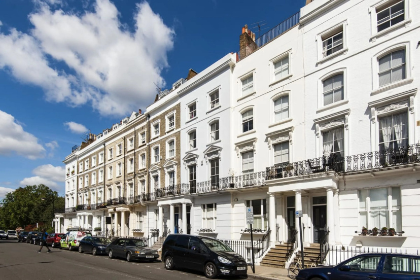 Bright Talbot Road Apartment — отель с удобным расположением в Лондоне