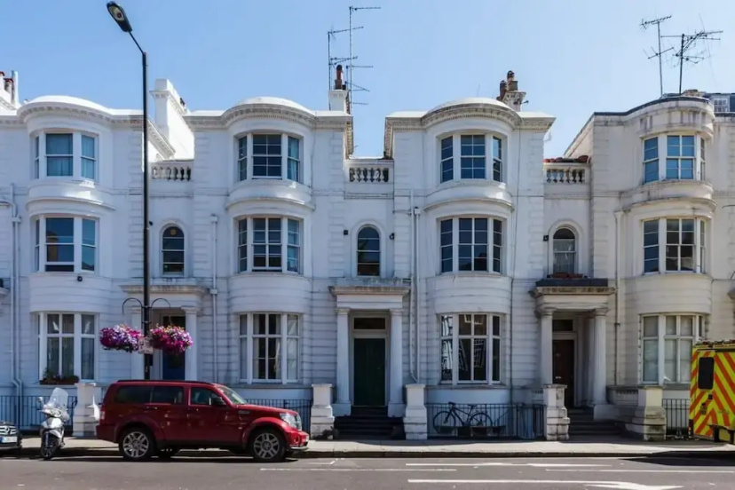Elegant, Airy 2 Bedroom Flat in Paddington — отель с удобным расположением в Лондоне