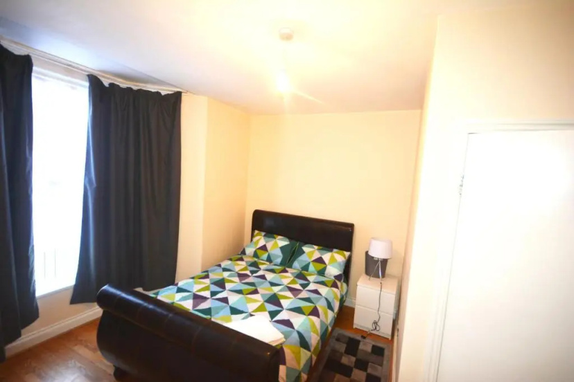 London Zone 2 Three Bedroom Apartment — отель с удобным расположением в Лондоне