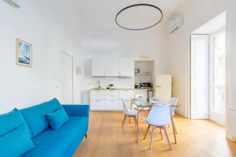 Piazza Amedeo Stylish Apartment — забронировать отель в Неаполе
