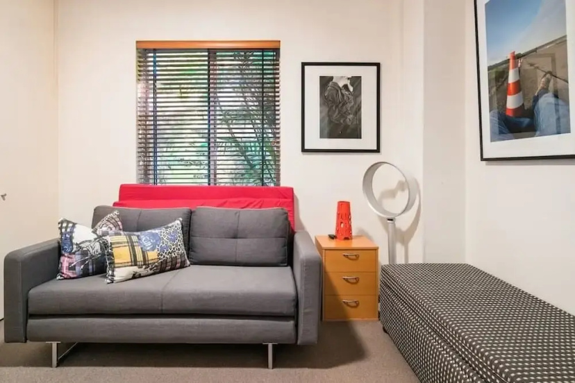 Waterfront Apartment Brimming With Inspirational Artwork — отзывы гостей и цены