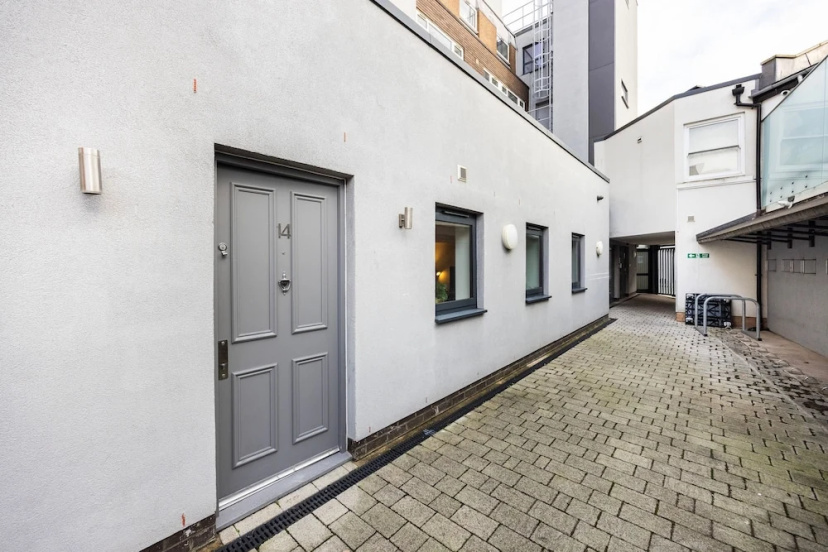 Цены на 2 Bed 2 Bath Deluxe Flat in Kensington в Лондоне