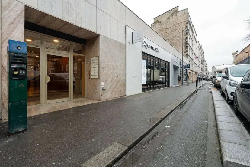 Bright 1-Bed Apartment, Perfectly Located in Paris — забронировать отель в Париже