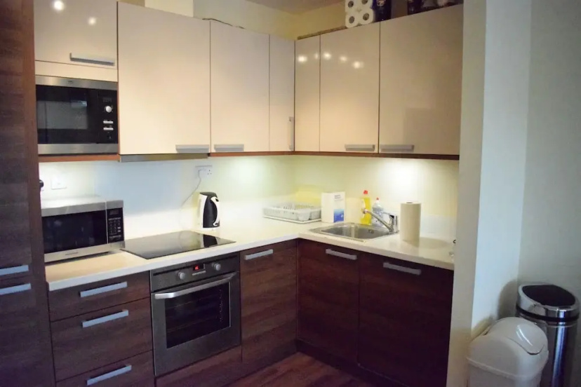 Modern 2 Bedroom Apartment in Limehouse — отель с удобным расположением в Лондоне