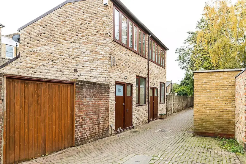 Modern & Airy 2-bed Gem in Trendy Stoke Newington — забронировать отель в Лондоне