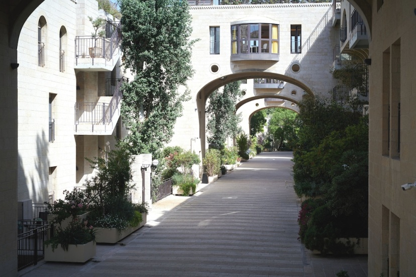 2 BR next to Old City with Patio by FeelHome — отель в Иерусалим, Израиль