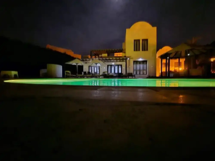 Villa - Sleeps 6 - Heated Pool - Garden - Parking — отель с удобствами в эле