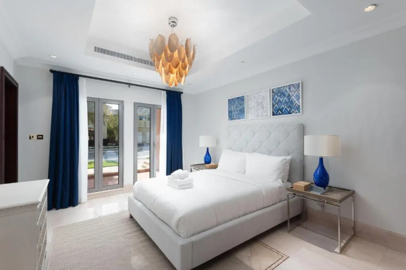 Maison Privee - Palm Jumeirah Beach Front XL Villa w/Prvt Pool — забронировать отель в Дубае