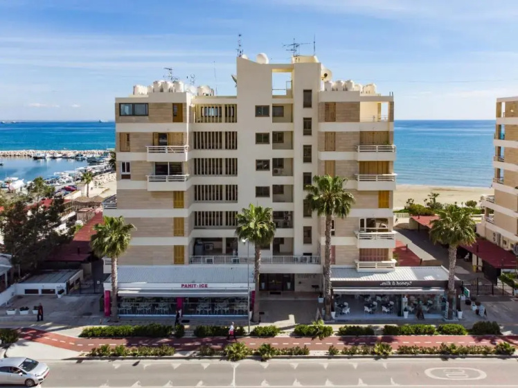 Lazuli Beachfront Apartment 254 — отель с удобствами в Ларнака