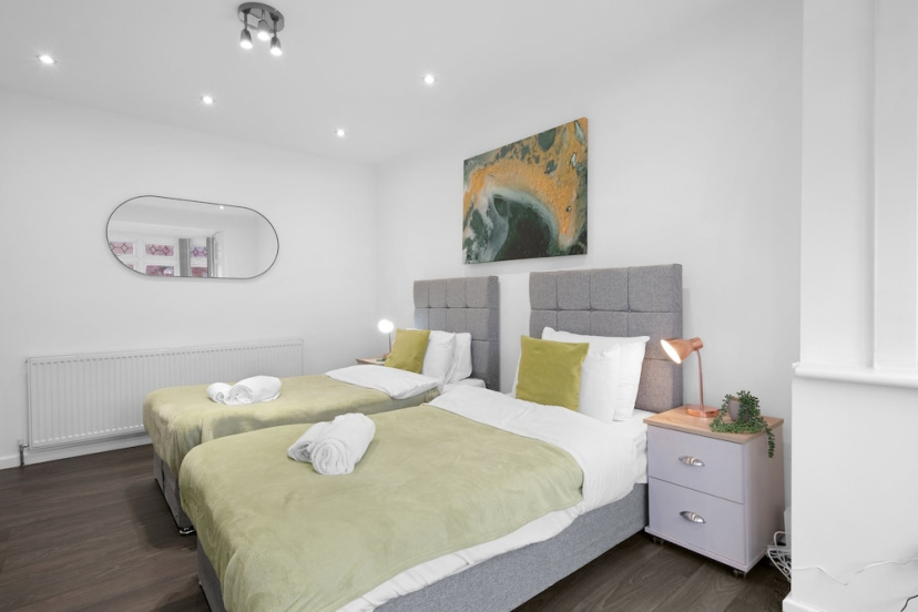 Цены на Spacious 5BR 3BA Serviced Hse in Croydon в Лондоне