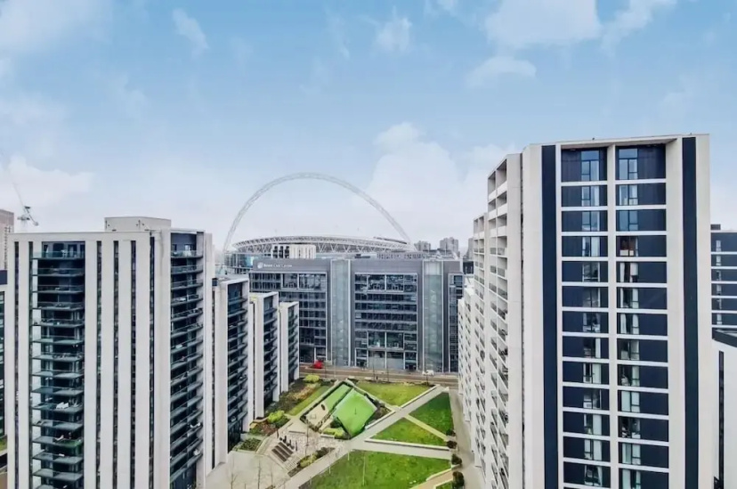 Your London Escape Luxurious 1 Bedroom Apartment — отель с удобствами в Лондоне