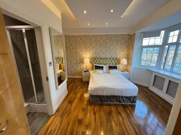 Captivating 4-bed Apartment in London — отель с удобным расположением в Лондоне