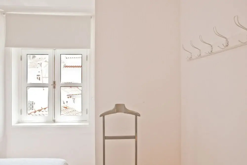 Цены на JOIVY Chic 2BR Apt in Bairro Alto, 2mins to São Pedro de Alcântara viewpoint в Лиссабоне