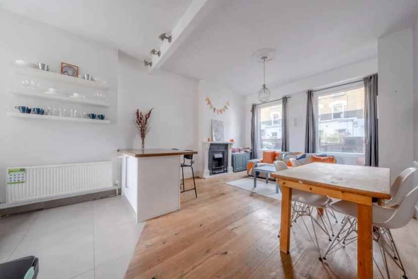 Lovely 3 Bedroom Apartment in Clapton With Garden — забронировать отель в Лондоне