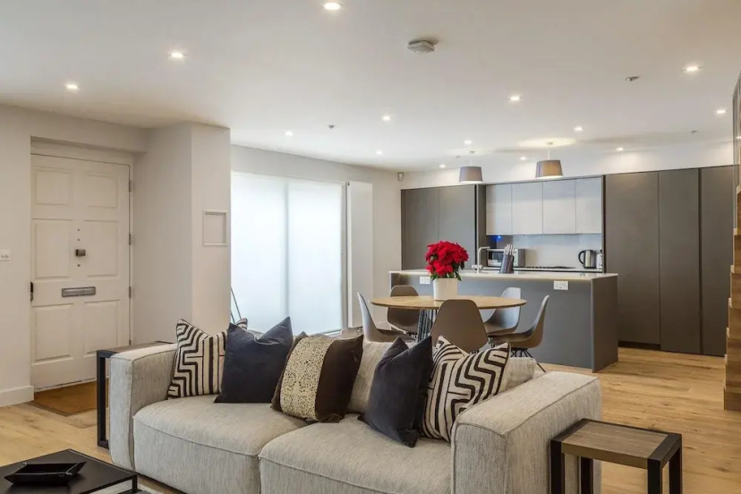 Modern Family Home in Kensington — забронировать отель в Лондоне