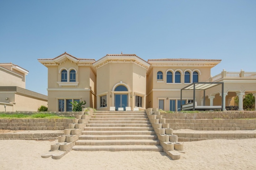 Palm Jumeirah Beach Front XL Villa w Prvt Pool — комфортный отель в Дубае