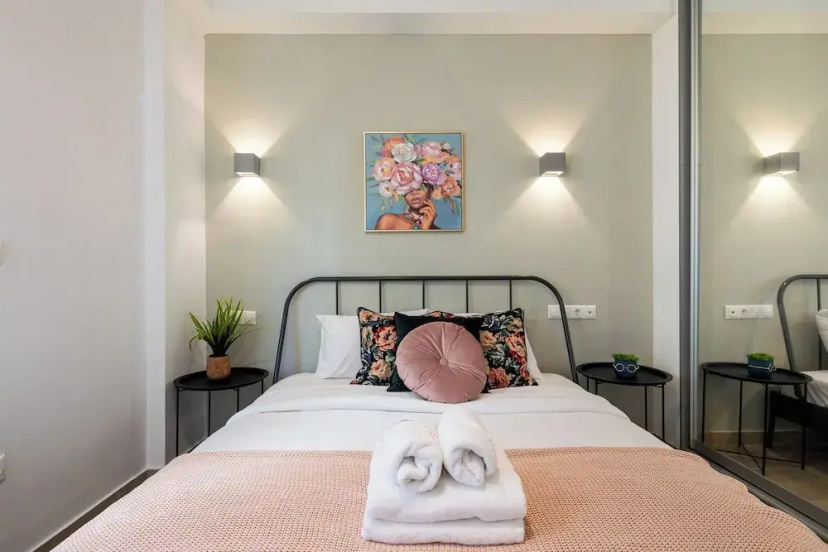 Zappa 2-BR Apt With Terrace in Athens — забронировать отель в Афины