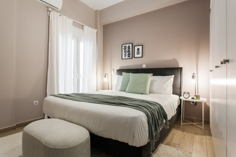 Gorgeous 1BR Apartment in Kolonaki — отель с удобным расположением в Афины