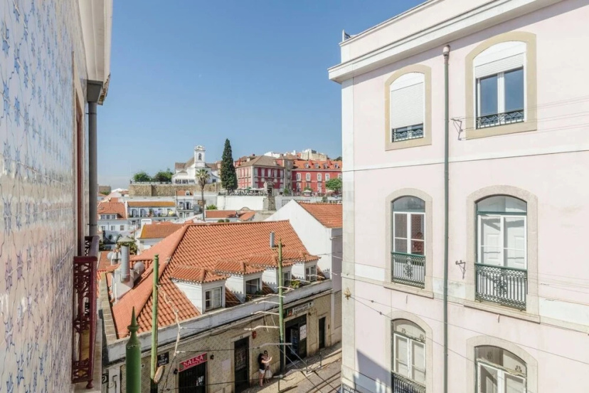 Spacious Apartment in Alfama With a Great View — комфортный отель в Лиссабоне