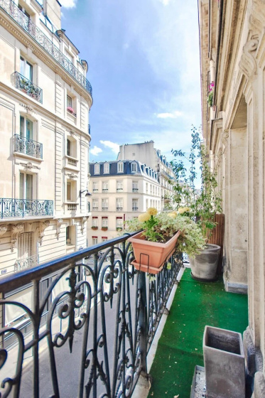 Цены на Bright apartment - Victor Hugo в Париже