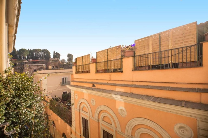 Elegant Apartment Behind the Colosseum — отель с удобствами в Риме