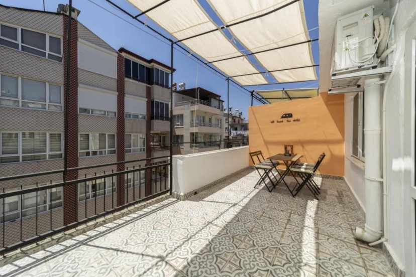 Central Flat With Balcony and Terrace in Muratpasa — отель в Анталье, Турция