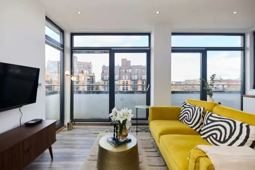 The Harlesden Classic - Lovely 2BDR Flat with Balcony — отель с удобствами в Лондоне