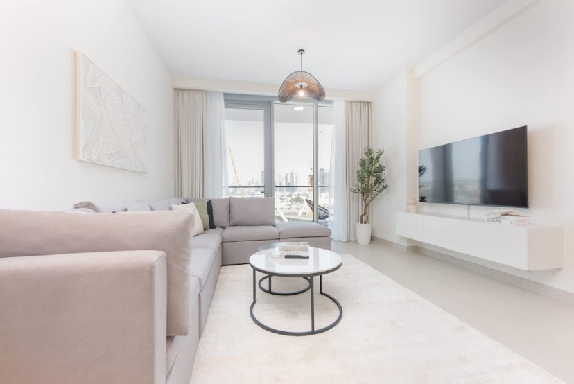 Elegant Relaxing 3-bedroom Apartment in Perfect Location at Canal Front 6 — отель с удобным расположением в Дубае