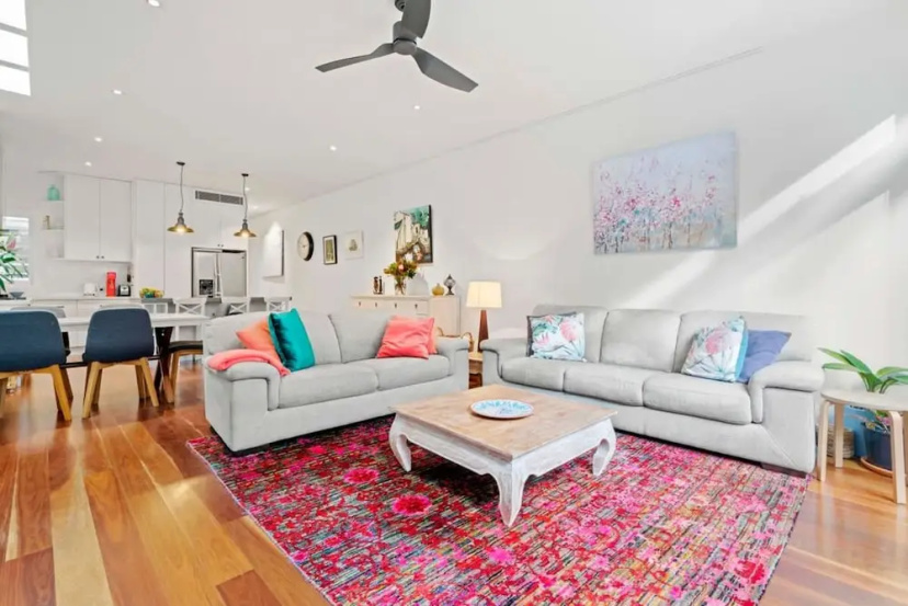 Bright Home in Trendy Newtown Close to the Park — отель с удобствами в Сиднее