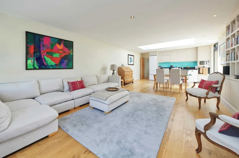 Spacious 3-bedroom Apartment in Earls Court — забронировать отель в Лондоне