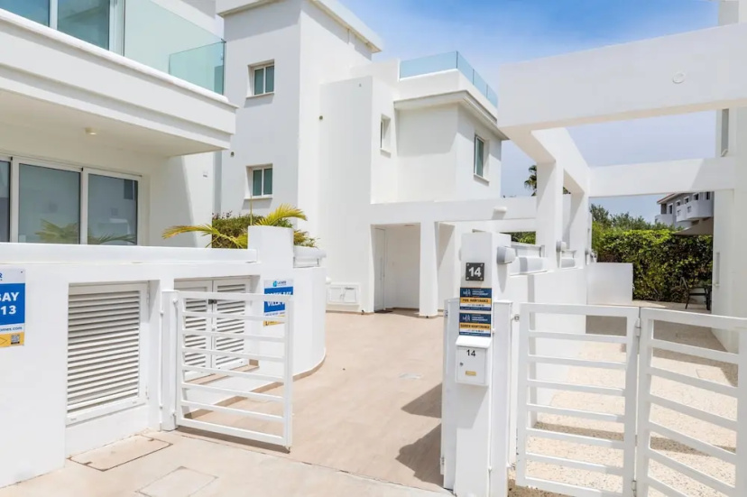Green Bay Villa 14 in Protaras — отель с удобствами в Протарас