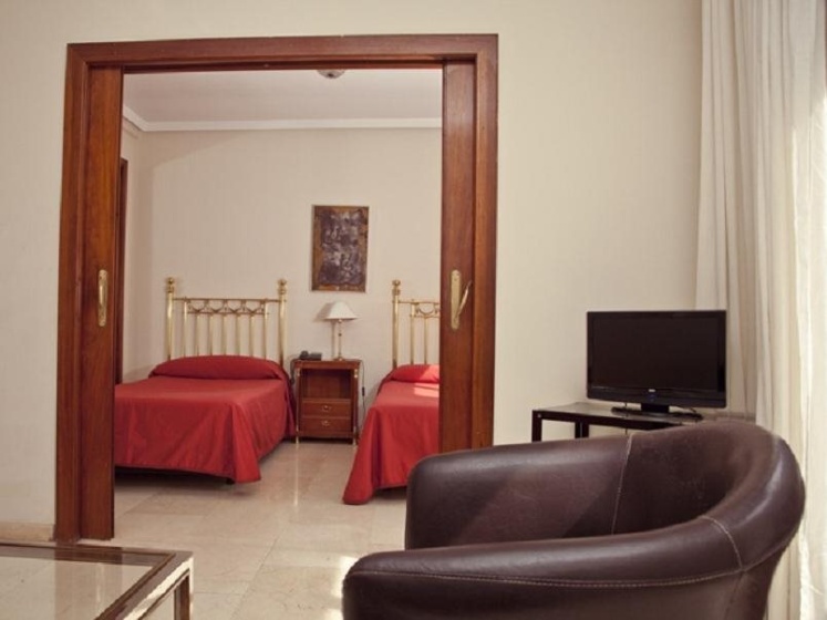 Apartamentos Turísticos Olano — отель с удобным расположением в Мадриде